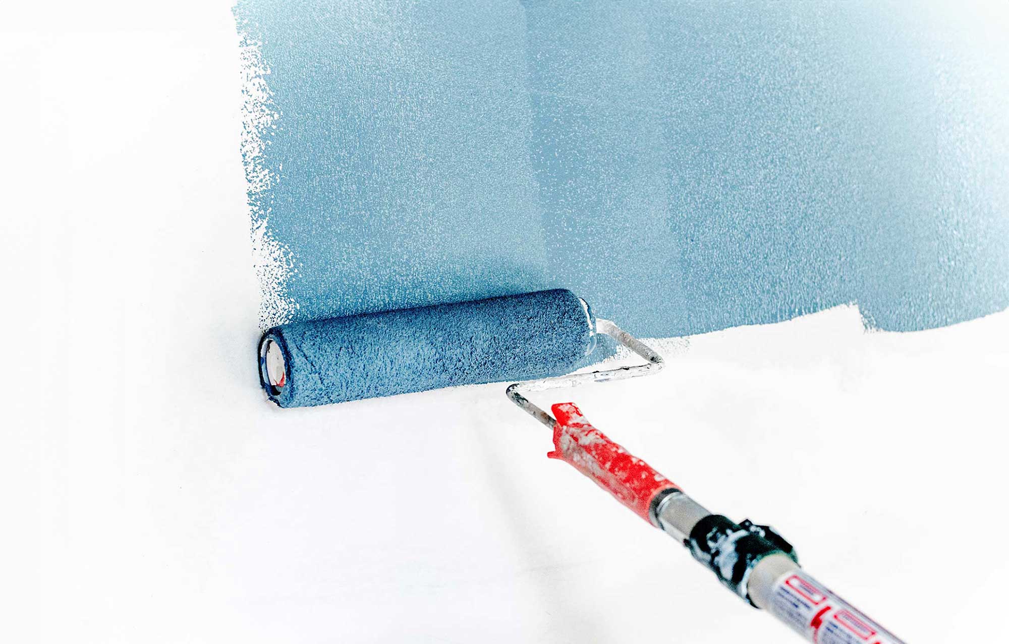 Soffa mot blå vägg